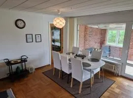 Villa med egen parkering. Möjlighet att boka från 1 och upp till 5 personer.