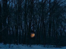 KeepCalm Treehouse far from the civilization，位于Smidary的山林小屋