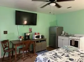 Boat House Studio - Water Front Pets WiFi Smart TV apts