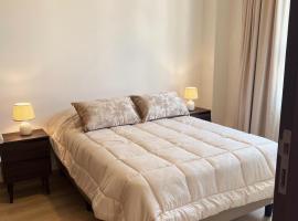 Apartamento de Lujo a Pasos de la Av. Am&eacute;rica，位于科恰班巴的带泳池的酒店