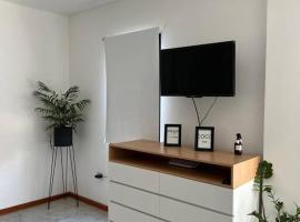 DEPARTAMENTo EN COMPLEJO RESIDENCIAL CON COCHERA，位于雷西斯膝西亚的带停车场的酒店