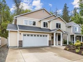 Spacious 4 bed near park/trails，位于Battle Ground的酒店