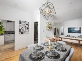 Downtown Luxe: Metro, King Bed, Parking, Sleeps 6