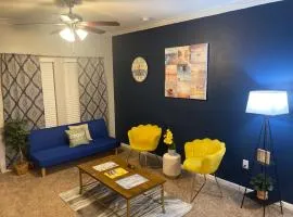 New Listing!! Relax by the Beach!! 2 Queen Beds, 1 Sofa Couch, Free WiFi 2 TVs, Free Parking, Pool, Hot Tub, Gym , Elevator Accessible to property