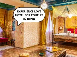 OROOM India - Role Play For Couples in BRNO，位于布尔诺的酒店
