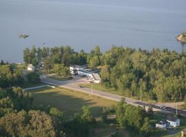 Edgewater Motel and Campground，位于Temiskaming Shores的汽车旅馆