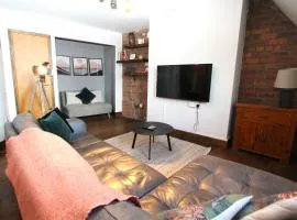 Large New-York Style Penthouse Apartment in Leeds City Centre with Contactless Check In