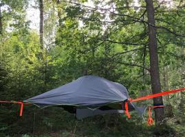 Tree-tent overlooking lake in private woodland，位于Agunnaryd的酒店