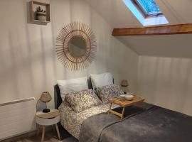 La RIVIERA maison avec rivière et jardin 35Mins de PARIS RER C à 600m pour Tour Eiffel ORLY airport 25km Restaurants et supermarchés proches，位于Bruyères-le-Châtel的酒店