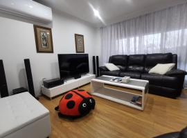 Entire House with 4 bedrooms Fully Air Conditioned，位于珀斯的别墅