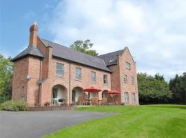 Gaer Hall Guilsfield a country mansion with hottub，位于威尔斯浦的酒店