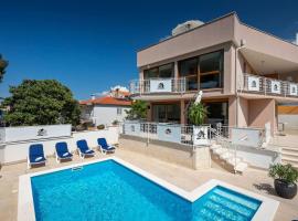 Villa Alte Muhle with pool and jacuzzi in Novigrad，位于诺维格勒伊斯特拉的酒店