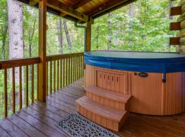 Cozy North Carolina Cabin with Hot Tub and Fire Pit!，位于马吉谷的酒店