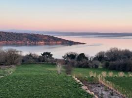 La Pointe sur l'eau - Vue mer - Piscine intérieure，位于普卢加斯泰勒-达乌拉斯的酒店
