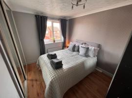 CONTRACTORS OR FAMILY HOUSE - M1 Nottingham - IKEA RETAIL PARK - CATKIN DRIVE - 2 Bed Home with Driveway, private garden, sleeps 4 - TV'S in all rooms，位于Giltbrook的度假屋