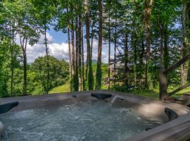 Nomad Retreat Pet-Friendly, Hot Tub & Mountain View，位于Old Fort的酒店