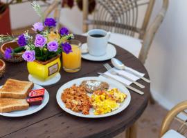 Hill House Mazatlan - Bed & Breakfast，位于马萨特兰马萨特兰灯塔附近的酒店