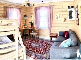 Stuga på hästgård med sjöutsikt，位于弗罗索的酒店