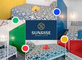 2 BED LAW - 2 rooms, 4 Double Beds, Fully Equipped, Free Parking, WiFi, 3xSmart TVs, Groups, Families, Food, Shops, Bars, Short - Long Stays, Weekly or Monthly Rates Available by SUNRISE SHORT LETS，位于邓迪的公寓式酒店