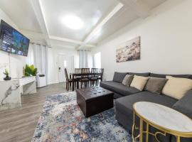 8 Beds Home with 4 Car Parking Space - Near DTLB，位于长滩的酒店