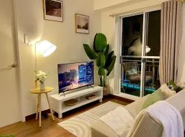Cozy 1 BR Scandinavian/Tropical Condo with Balcony & Parking