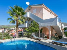 Family friendly apartments with a swimming pool Seget Vranjica, Trogir - 14409，位于多恩基瑟盖特的酒店