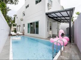 golf pool villa close patong and phuket town，位于卡图的酒店