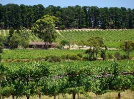 Picturesque Vineyard Farmhouse Nestled on 40-Acres，位于麦克拉伦谷的酒店