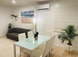 Vacation House 2-Bedroom 1 Bathroom in Beach Town with Full size Kitchen and free onsite parking and laundry - Great for solo, couple, family and business travelers，位于曼哈顿海滩的度假短租房