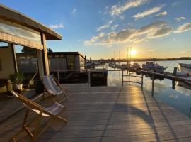 Houseboat Islay，位于本布里奇的船屋