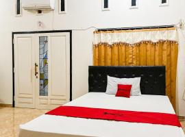 RedDoorz Syariah At Santana Stasiun Kepanjen，位于玛琅的酒店