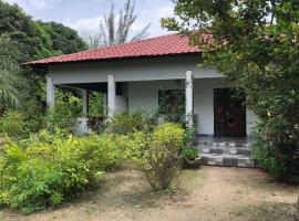 Karamaluu Garden Lodge，位于Gunjur的木屋