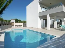 Luxury apartment with private pool, 100 m from the beach and close to Pula