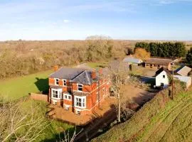 Equestrian Idyllic Victorian Retreat