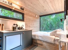 Chic Sauna Cabin Near the Sea - KOHIN Cabin Nº02，位于Tsitre的酒店