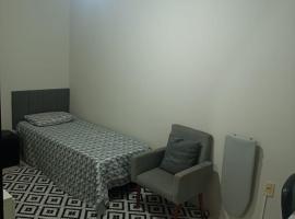 dormitorio 4 solteiro luxuoso a 2 km de alphaville，位于巴鲁埃里的民宿