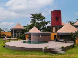 StayVista's Villa Kornet - Mountain-view luxury with a swimming pool and a spacious lawn adorned with a gazebo，位于潘韦尔的乡村别墅