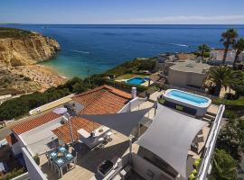 Villa Benagil with stunning views and roof terrace with private heated pool，位于拉戈阿的酒店