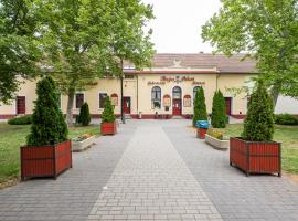 Fényes Vendéglő és Panzió，位于Csanádpalota的酒店