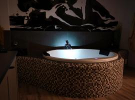 Romantic Room &Scaron;iauliai，位于希奥利艾的带热水浴缸的酒店