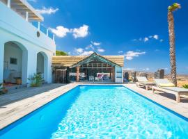 Villa Palacio and Yurt - 2 Pools - Hot Tub - Fantastic Sea Views，位于Tabayesco的酒店