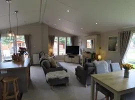 Chatsworth lodge with hot tub.