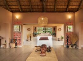 The Nkhosi Livingstone Lodge and Spa，位于利文斯顿Lombelombe Falls附近的酒店