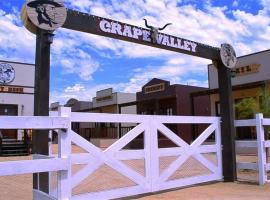 Grape Valley Old West Cabins，位于恩塞纳达港的露营地