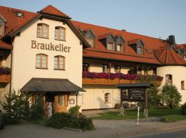 Landgasthof - Braukeller - Fattigau，位于Oberkotzau霍夫-普劳恩机场 - HOQ附近的酒店