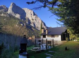 El Chalet de la Poza - Río, barbacoa, Wifi, zona de trabajo, vistas.，位于Lebena的家庭/亲子酒店