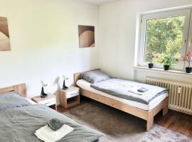 cozy Apartment with Balcony，位于陶努斯山区克龙贝格的酒店