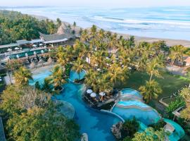 巴厘曼迪拉海滩Spa度假酒店，位于勒吉安的带按摩浴缸的酒店