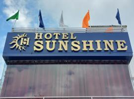 Hotel sunshine & restaurant，位于Pūrnia的酒店