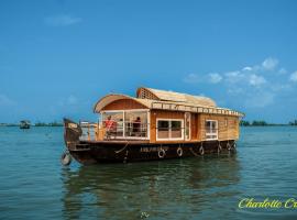 Charlotte Cruise House Boat，位于阿勒皮的船屋